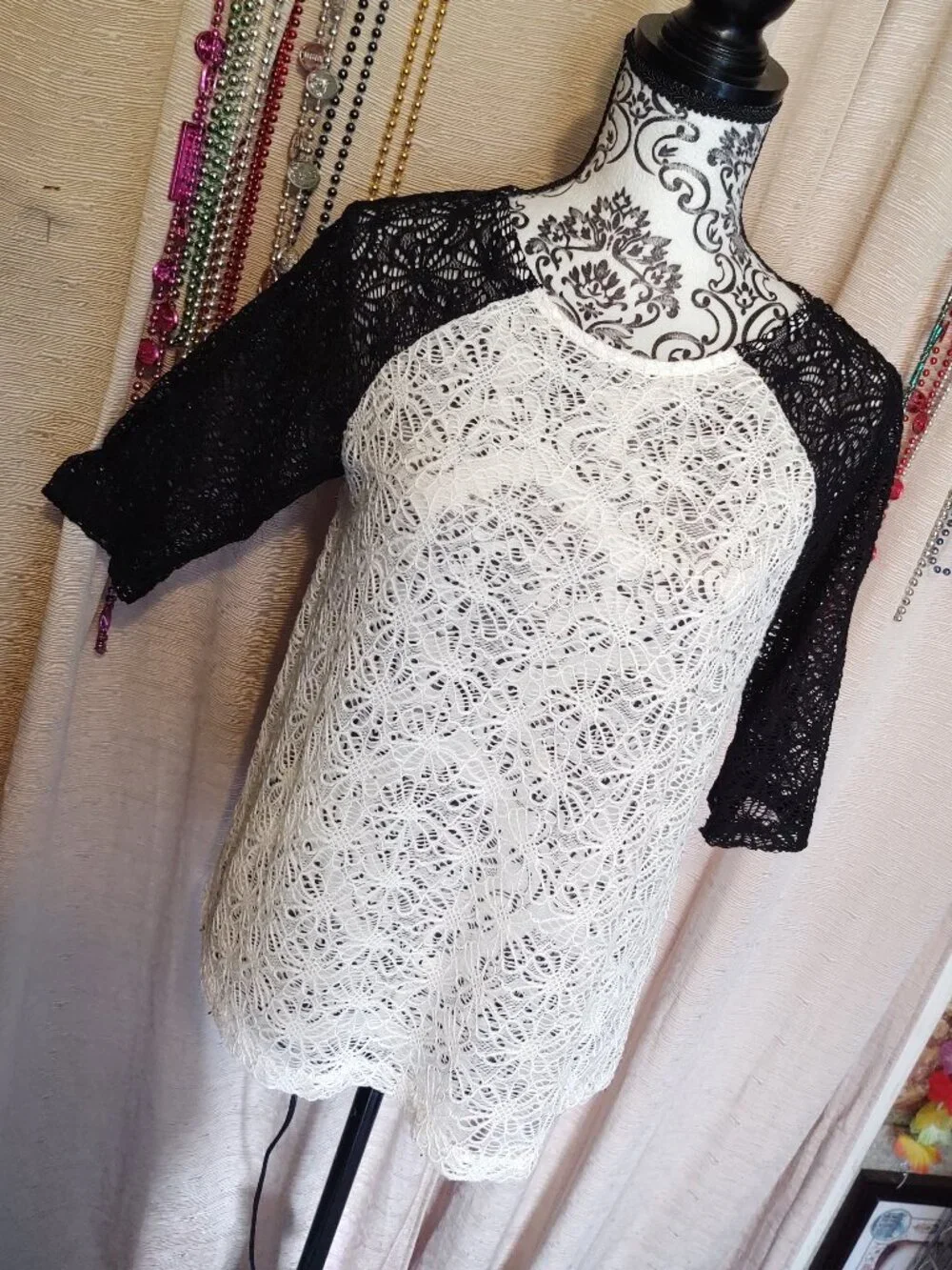 MINKPINK Black & White Daisy Lace Baseball TeeTop Large